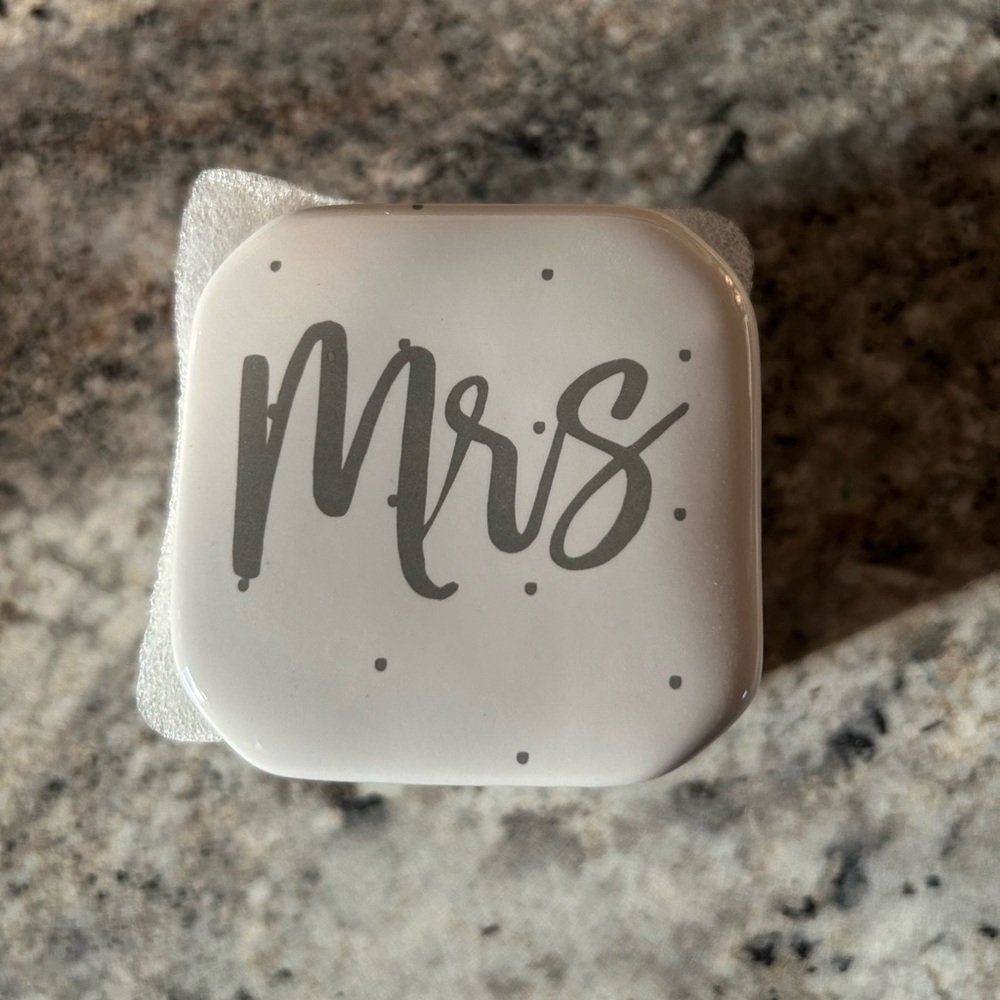 White 'Mrs' Jewelry Box